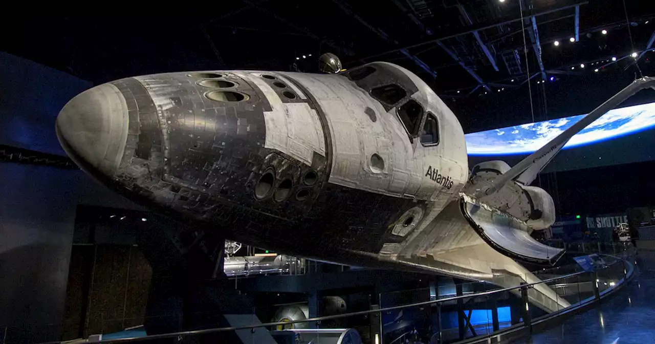 Man Boops Snoot of NASA Space Shuttle