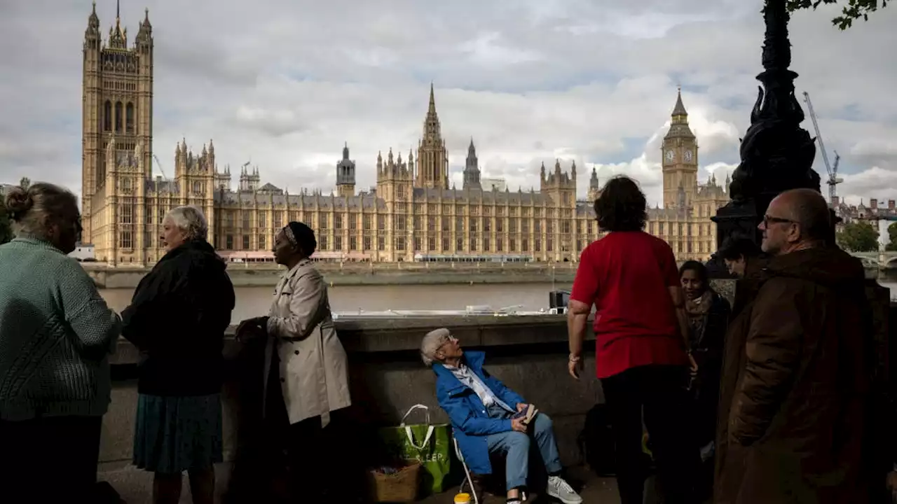 UK Government Sends Mourners to North Carolina to Queue for the Queen