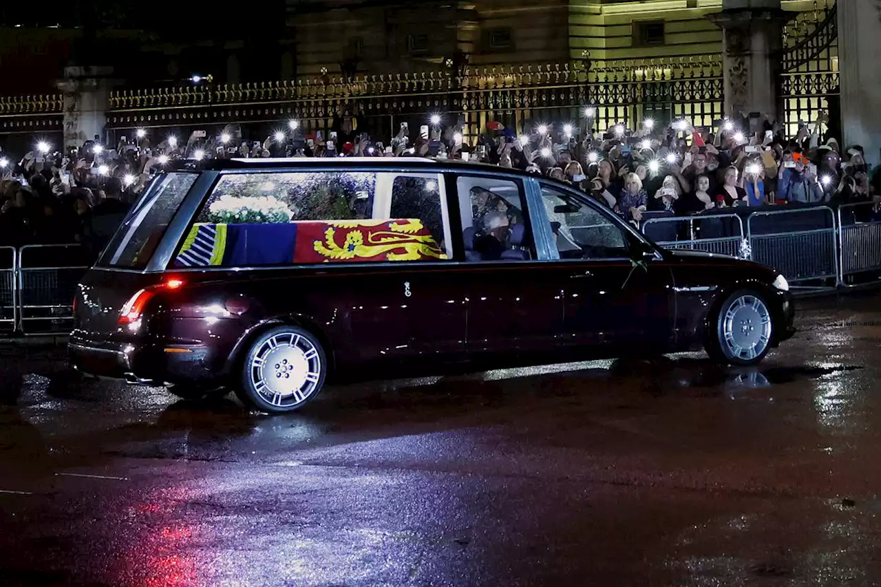 Casket of Queen Elizabeth II arrives at Buckingham Palace