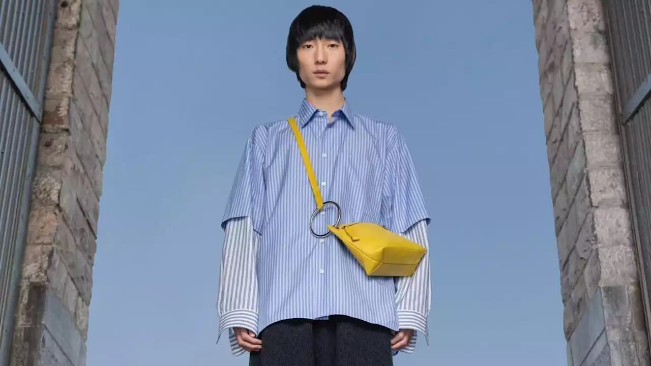 Tendance mode homme 2022 : cette nouvelle façon de porter la chemise sera la plus en vue cette saison - Grazia