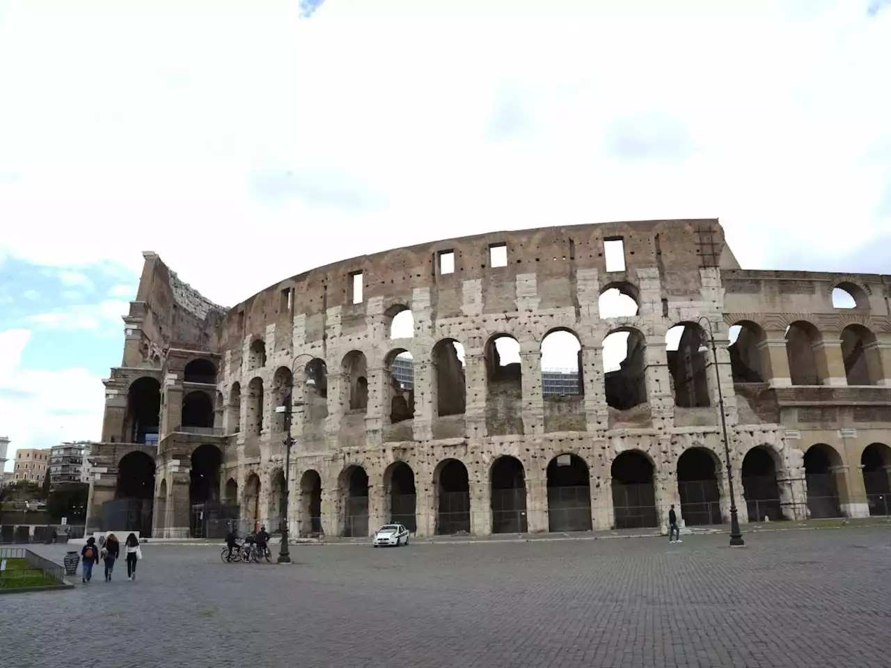 Prima la foto, poi l'aggressione: arrestato centurione al Colosseo