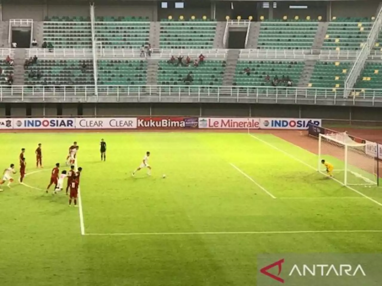 Pelatih Vietnam Tak Masalahkan Bau Sampah di Stadion Gelora Bung Tomo