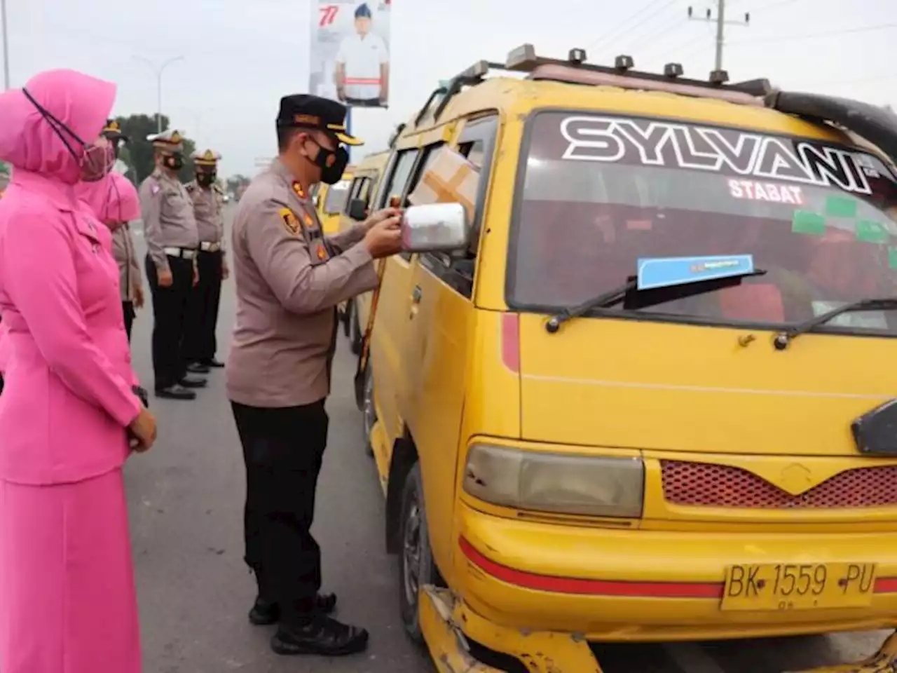 Polres Langkat Bagikan Sembako kepada Para Sopir Angkot