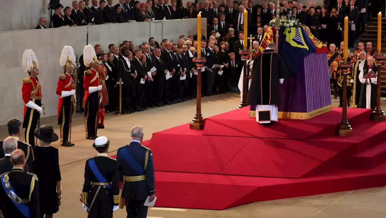 Funérailles Elizabeth II : le cercueil de la reine arrive à Westminster, après une émouvante procession