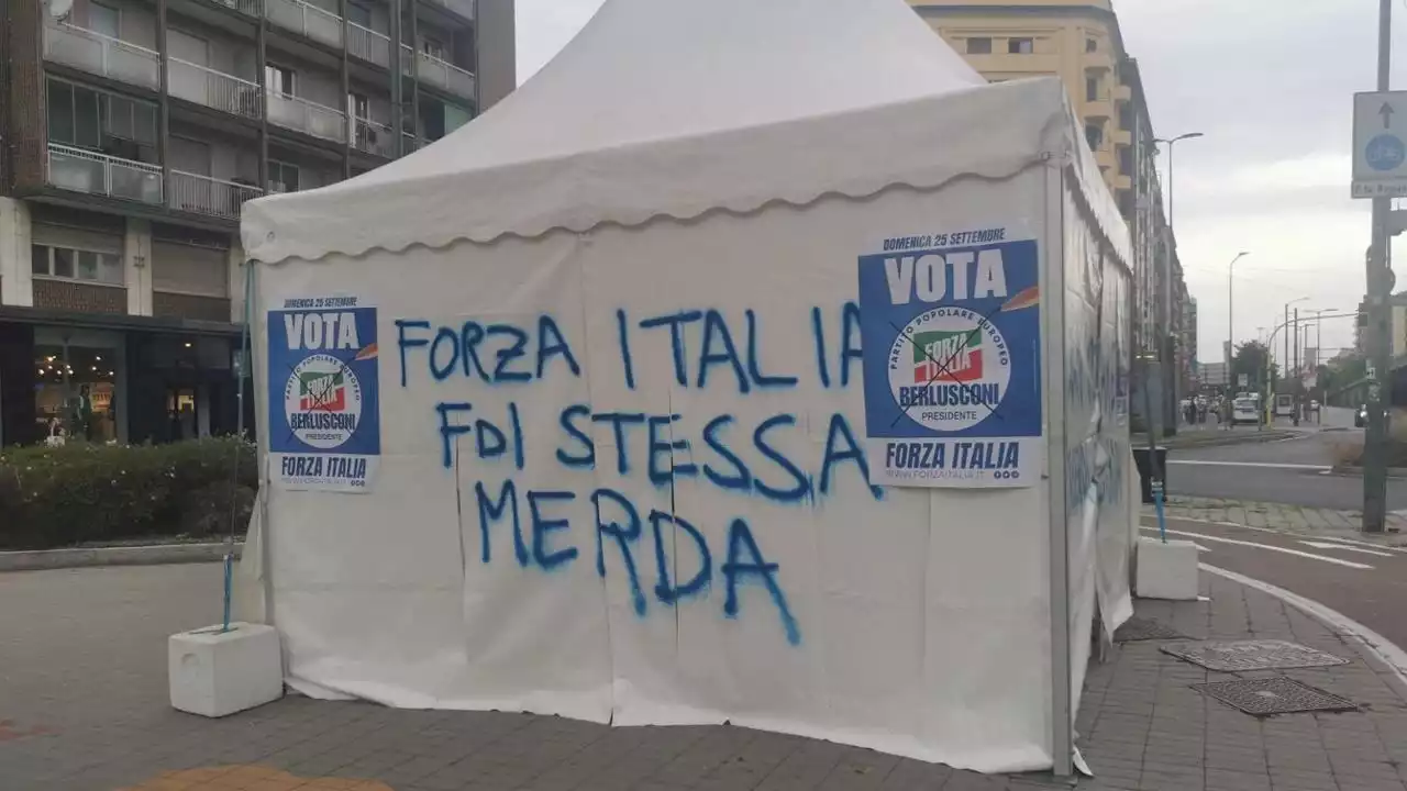 Vandalizzato gazebo di Forza Italia a Corvetto: “Non ci faremo intimorire”. Il sindaco Sala: “Invito tutti a moderare i toni”