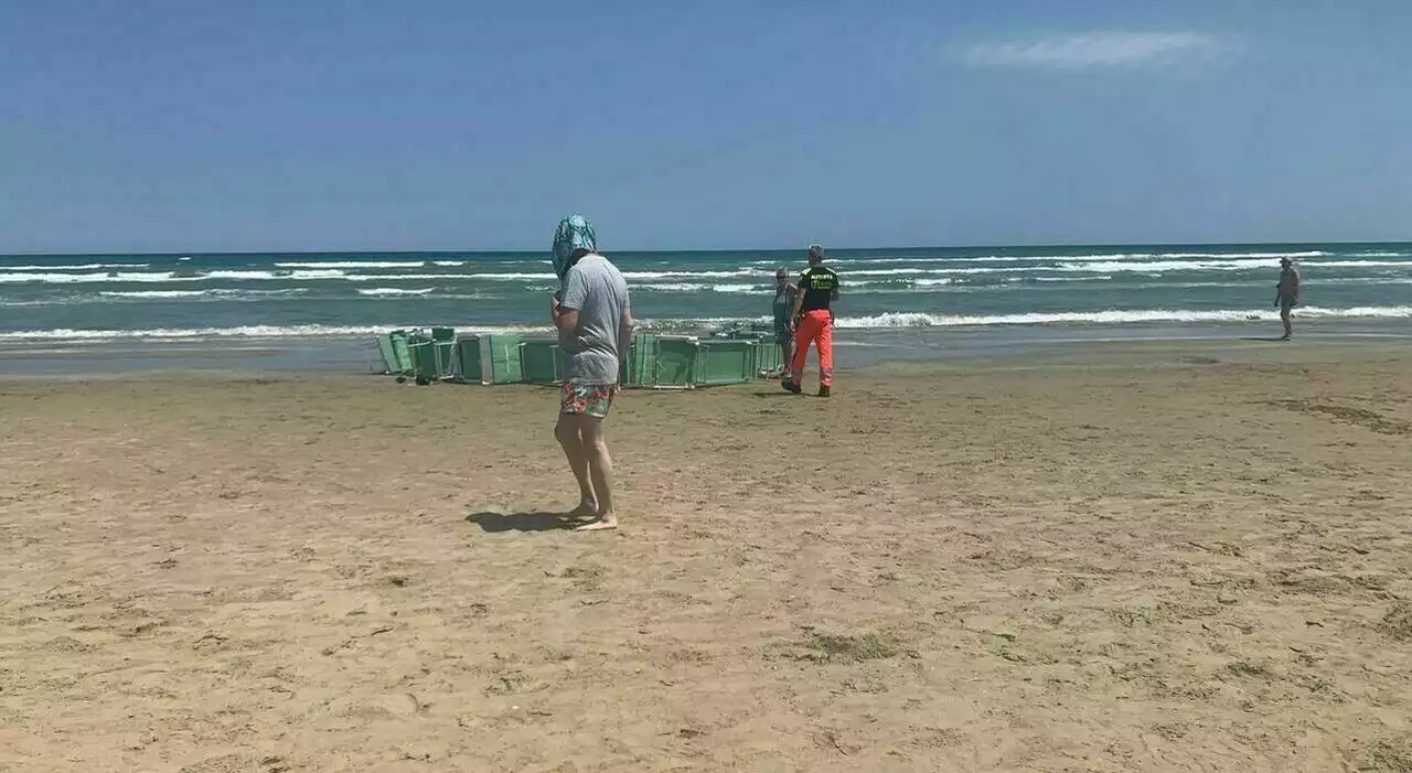 Esce dall'acqua e muore: choc in spiaggia tra i bagnanti