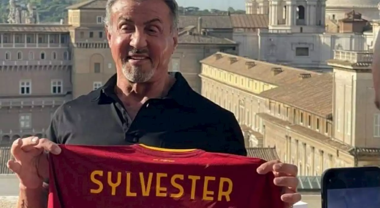 Sylvester Stallone 'tifoso' della Roma: eccolo con la maglia giallorossa nella Capitale FOTO