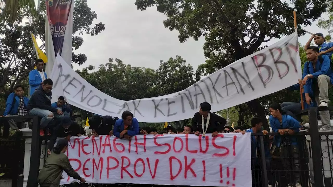 Demo Tolak Kenaikan Harga BBM, Massa Paksa Masuk ke Balai Kota DKI