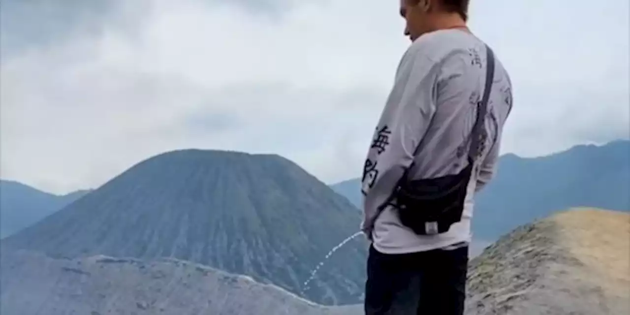 Viral Bule Austria Buang Air Kecil ke Kawah Bromo, Aksinya Bikin Geram Warga | merdeka.com