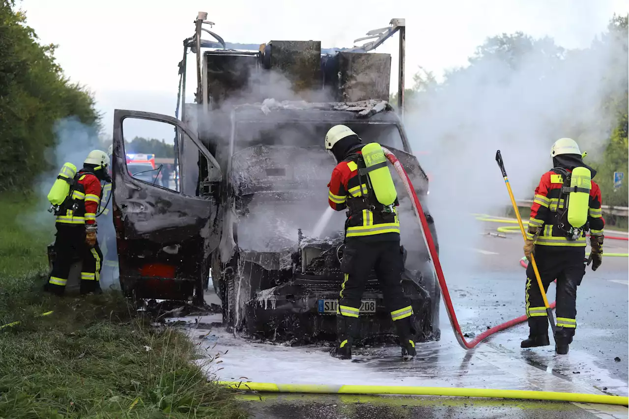 Transporter brennt auf Autobahn bei Hamburg – riesiger Rauchpilz