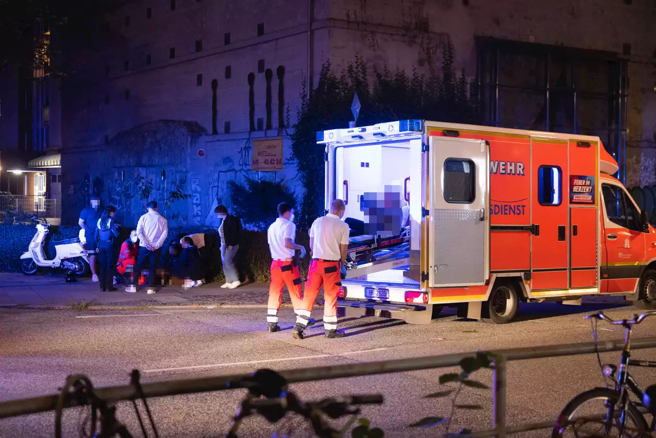 Unfall in Hamburg: Radfahrerin schneidet Rollerfahrer – zwei Verletzte