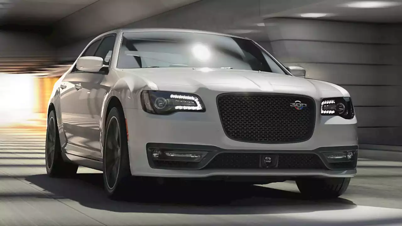 The 2023 Chrysler 300C Is a Tire-Smoking, 6.4-Liter Hemi V-8 Mic Drop