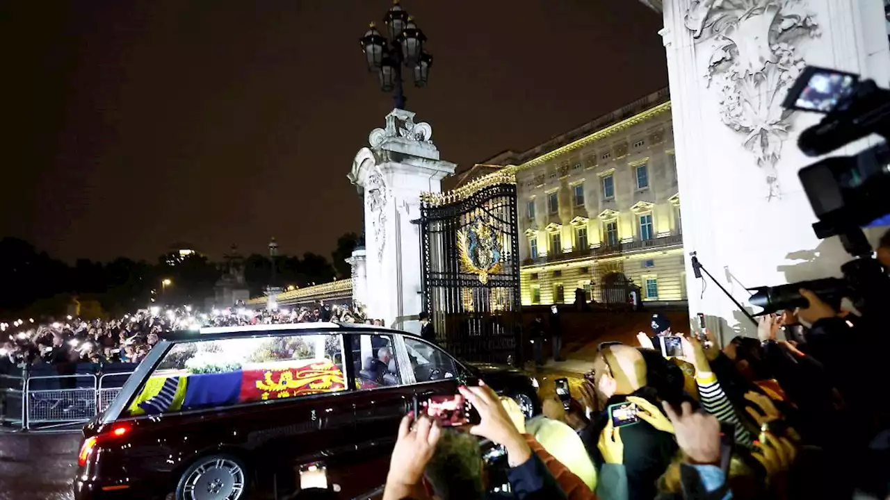 Sarg der Queen im Buckingham Palace angekommen