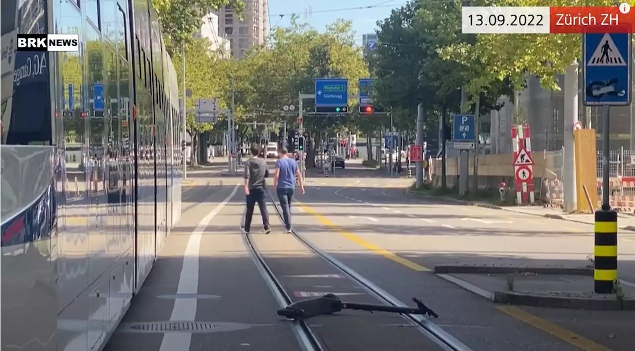 Stadt Zürich ZH: E-Trottinett-Fahrerin (18) von Tram erfasst und verletzt (Video)