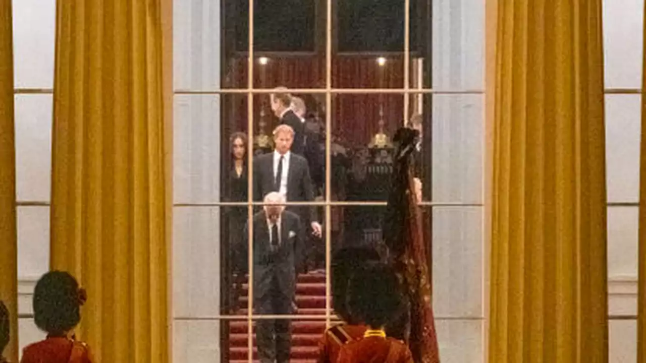 Im Palast: Erstes Foto von König Charles, Harry und Meghan!