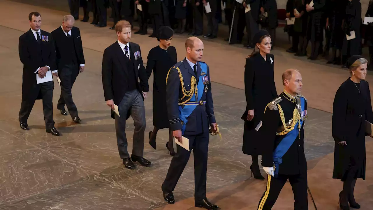 Nach Gottesdienst für Queen: Prinz Harry hält Meghans Hand