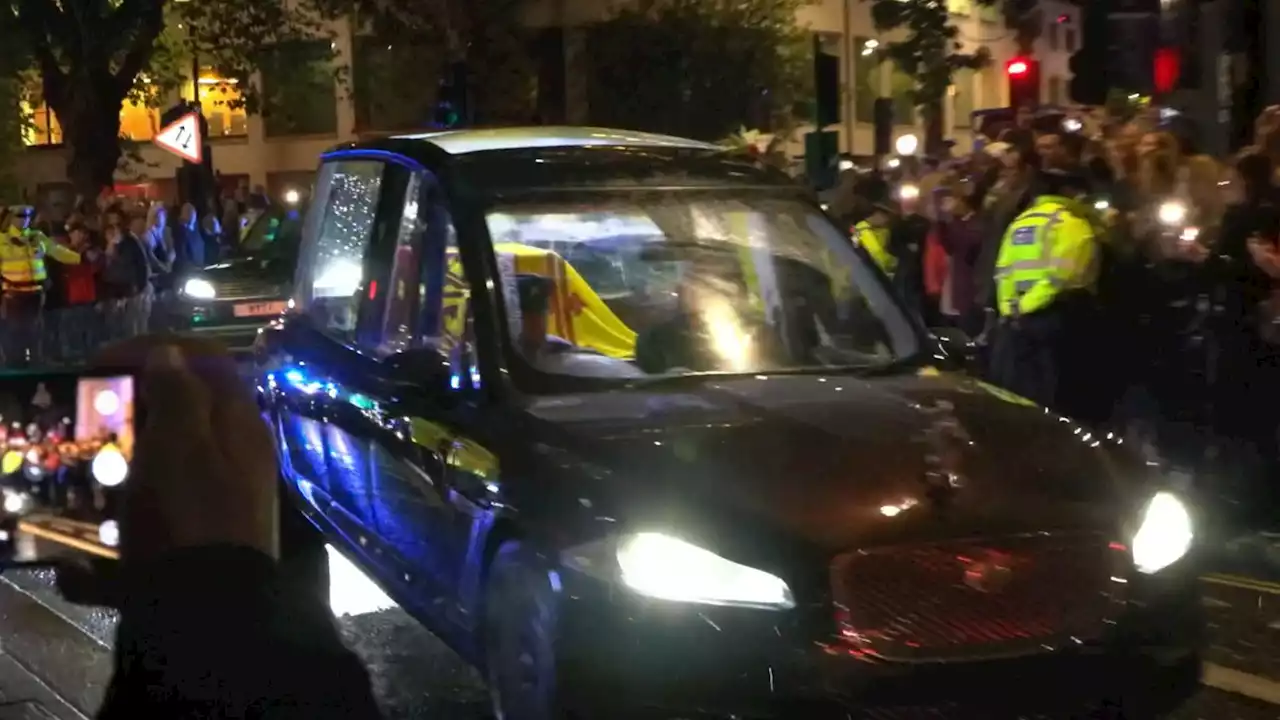 L'arrivo a Londra tra la folla e sotto la pioggia del feretro della regina Elisabetta