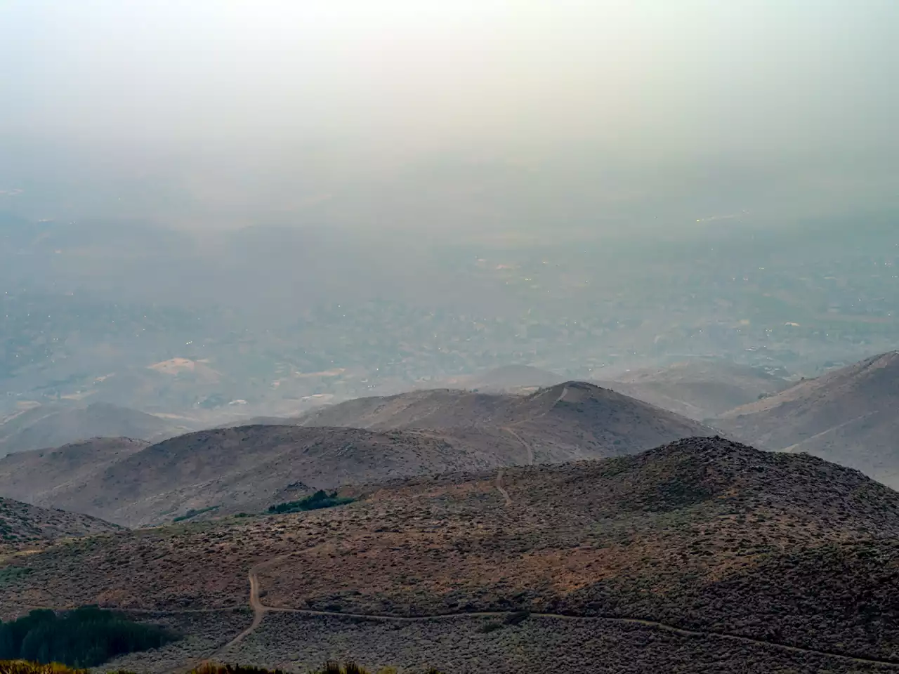 Plume of smoke, hazardous air quality cancels schools in Reno