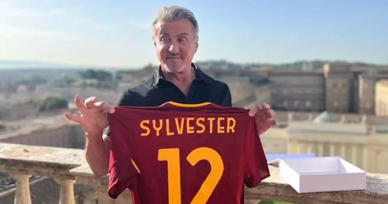 Roma, tifoso d&#39;eccezione: Stallone posa con la maglia giallorossa&nbsp;