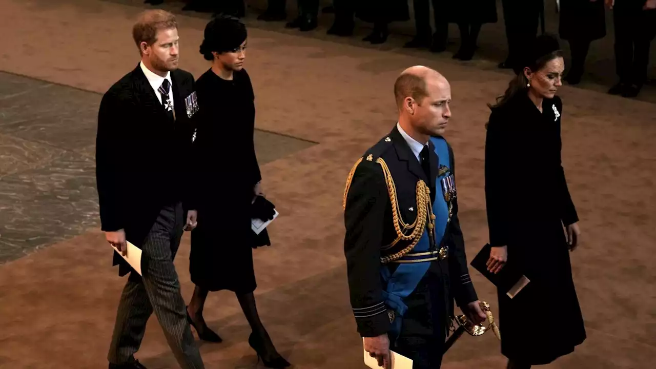 Nur Harry und Meghan halten Händchen in Westminster Hall