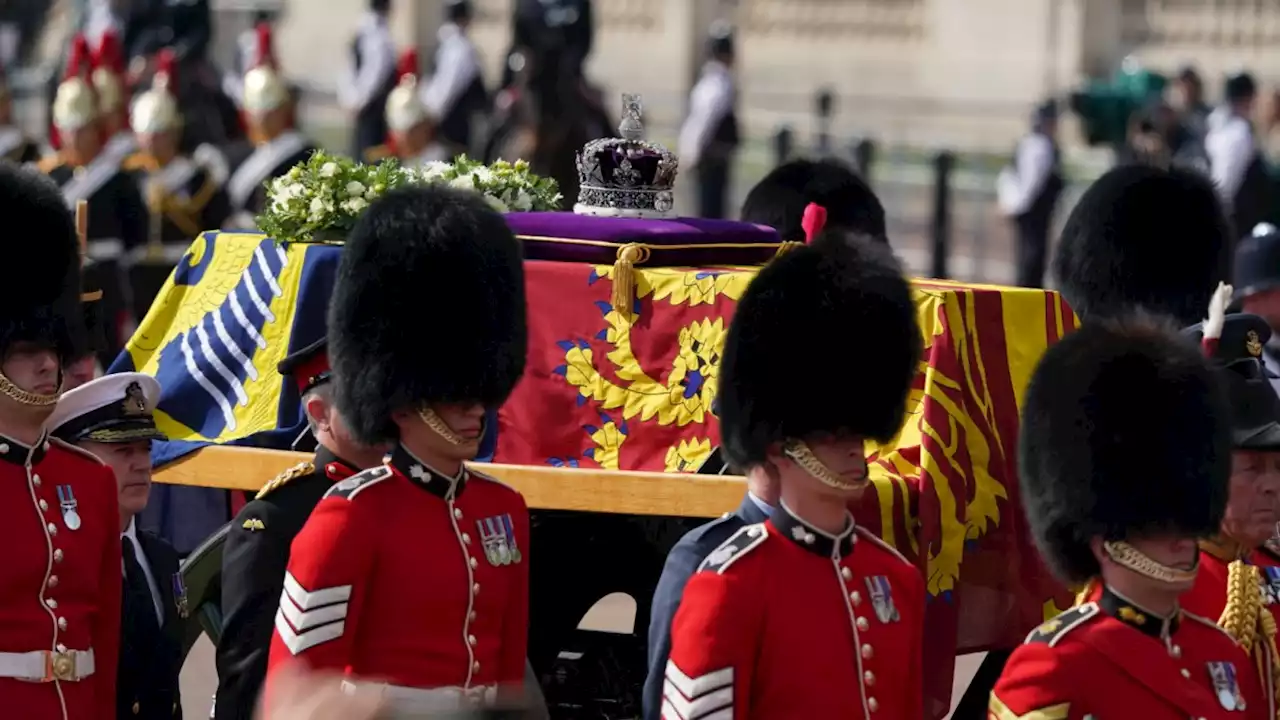 Tod der Queen: Sarg im Parlament angekommen