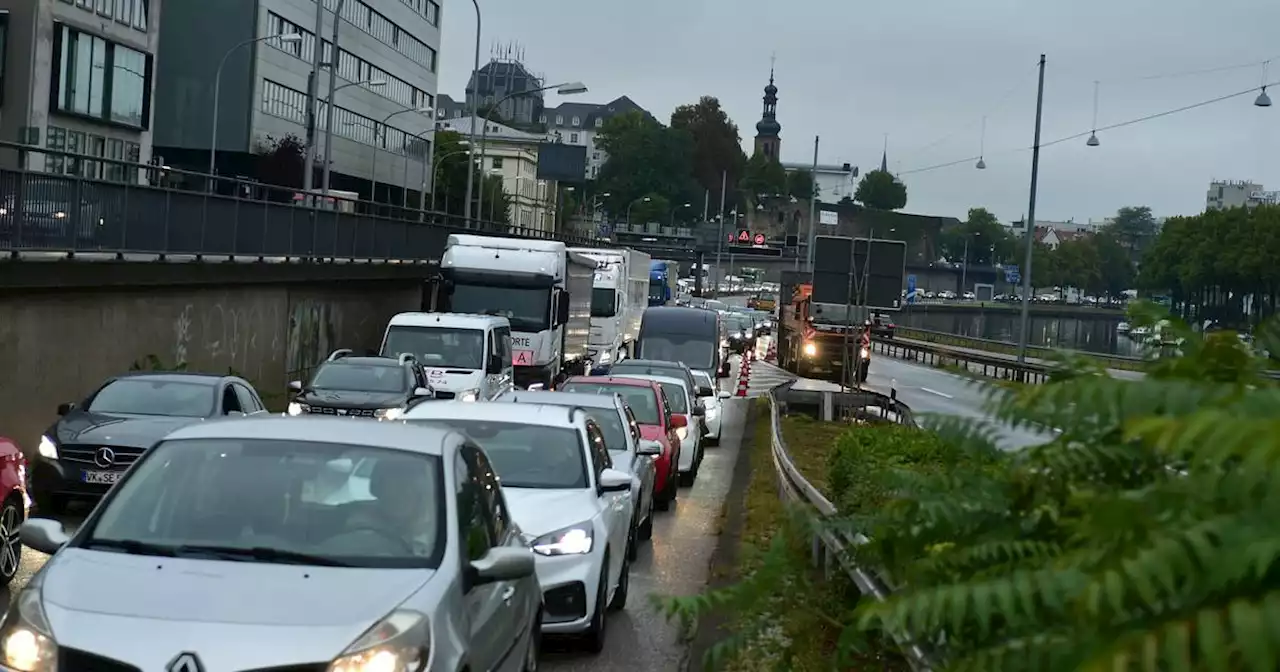 Staus in beide Richtungen: Sperrung auf der Stadtautobahn wegen Überschwemmung – Autofahrer müssen mit Verzögerungen rechnen