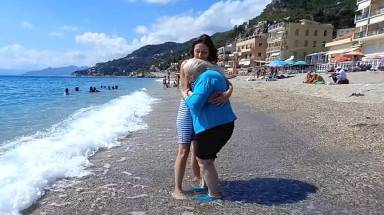 Mariuccia, 91 anni, per la prima volta al mare, con la ragazza che l’ha «adottata»