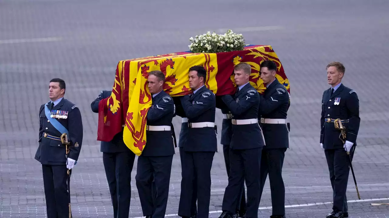 Re Carlo, William e Harry accompagneranno a piedi la regina verso Westminster Hall