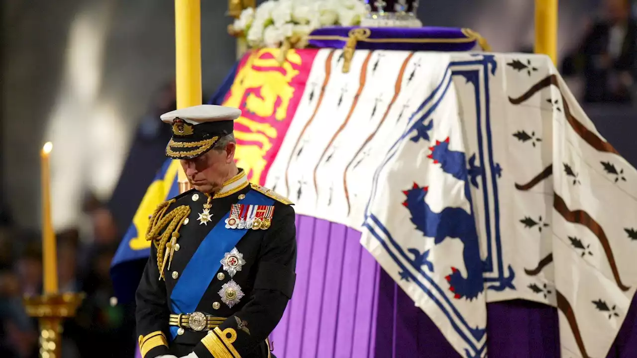 Regina Elisabetta, le immagini più toccanti della veglia a Buckingham Palace