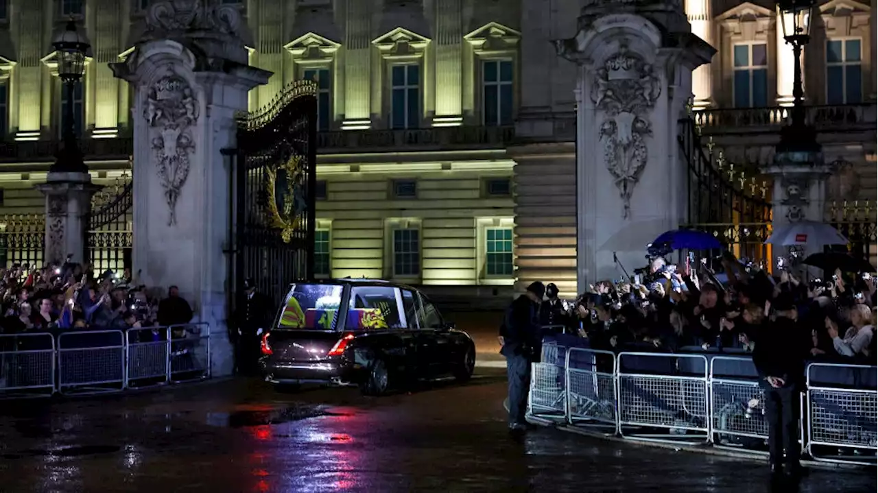 Última noche en Buckingham: la familia real (con Meghan y Harry) vela el féretro de Isabel II en privado