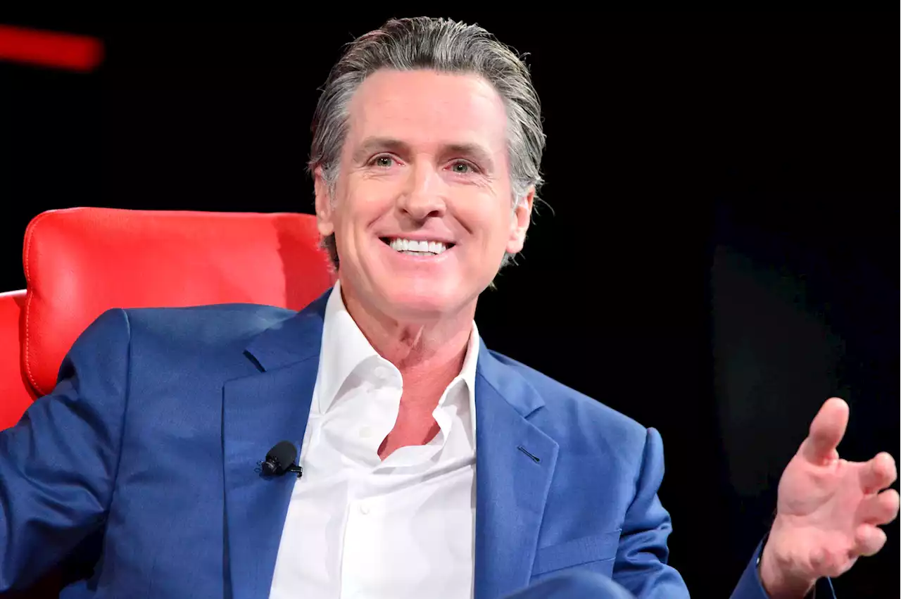 California governor signs bill forcing social media company transparency