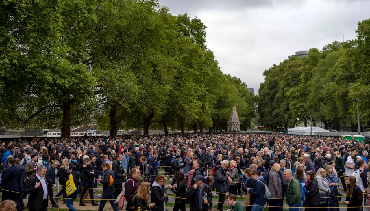 Crowds queue for queen’s coffin as Charles spends quiet day | amNewYork