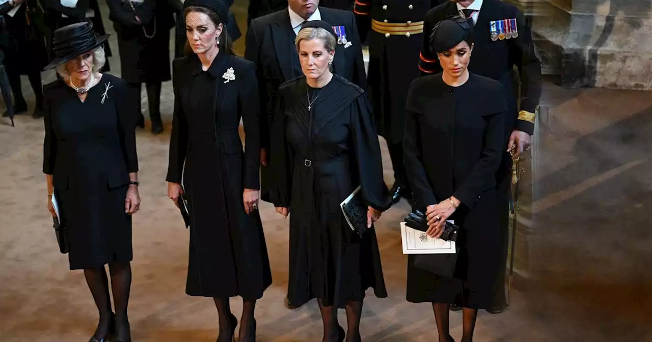 Prinzessin Kate & Herzogin Meghan: Kühle Distanz bei Aufbahrung der Queen: Sie würdigen sich keines Blickes