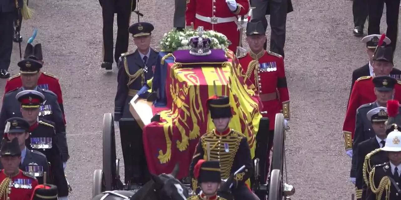 Crowds queue for queen’s coffin as Charles spends quiet day