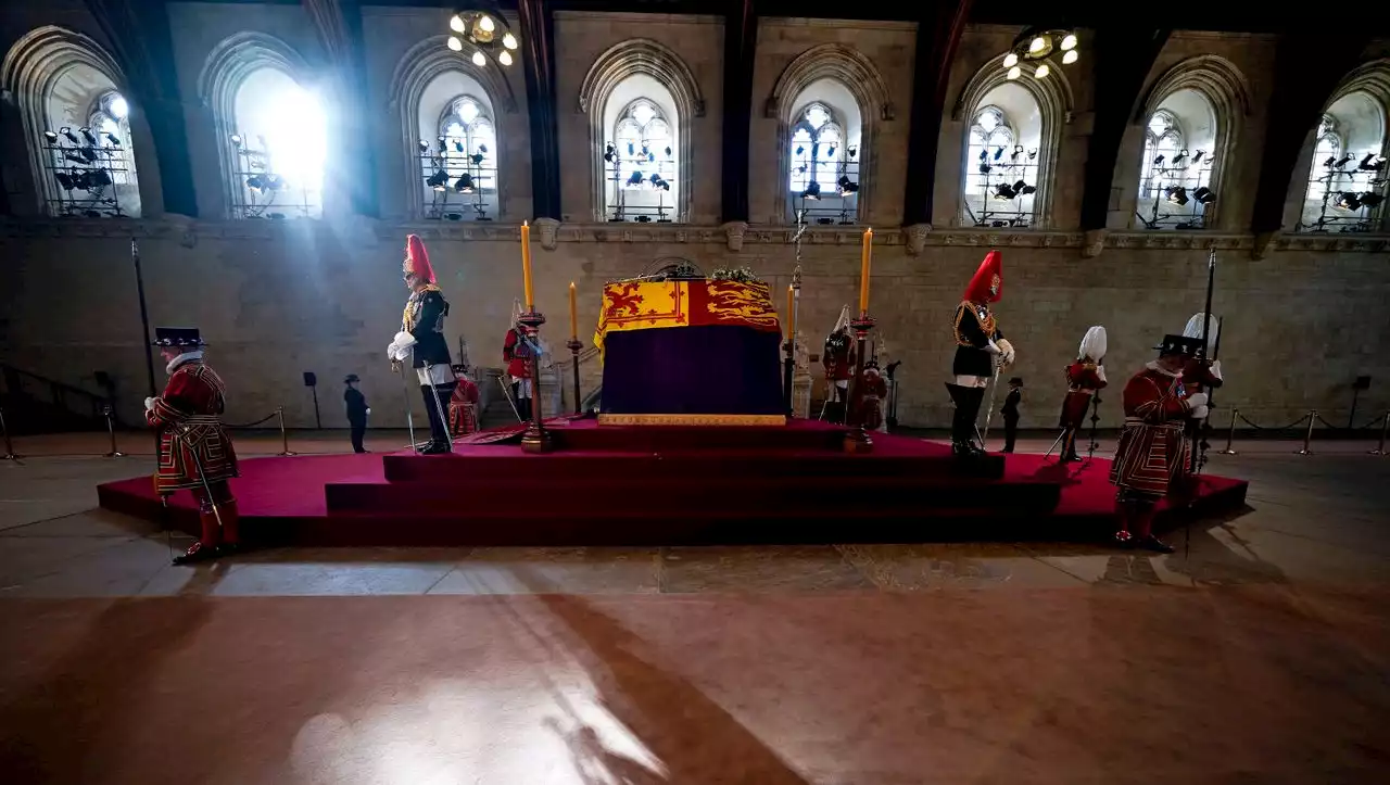 Westminster Hall in London: Wachmann bricht am Sarg der Queen zusammen