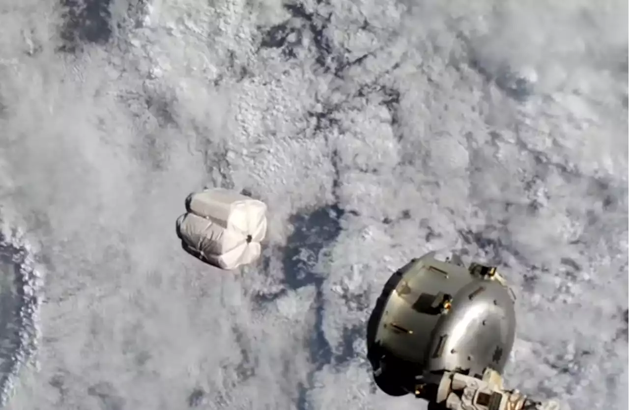 Watch the space station spit out garbage toward Earth | Digital Trends