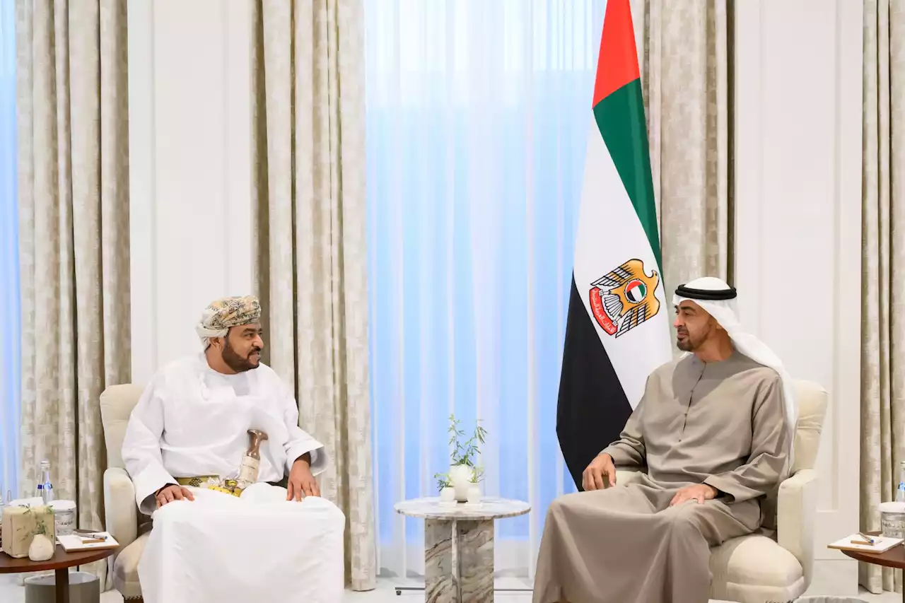 رئيس الدولة يتسلم رسالة خطية من سلطان عمان خلال استقباله المبعوث الخاص