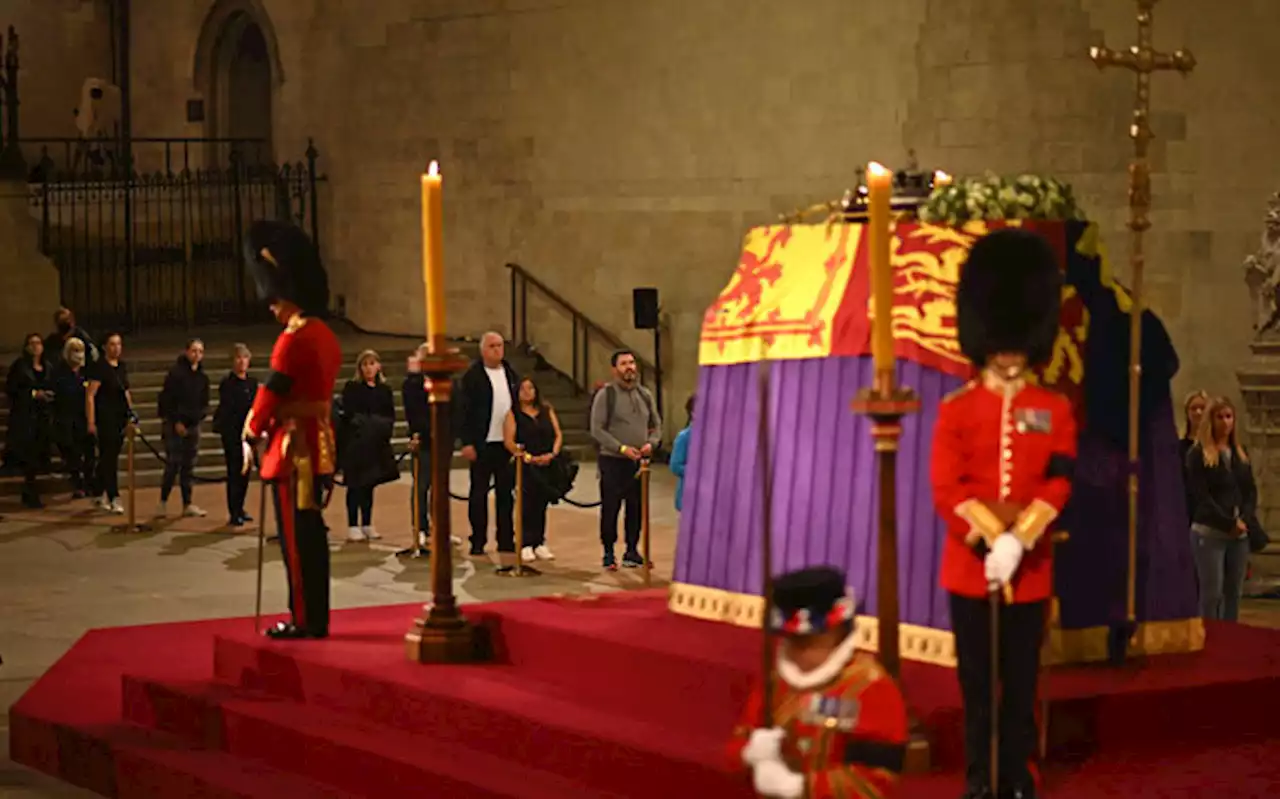 Tears as British public pays respects to queen's coffin