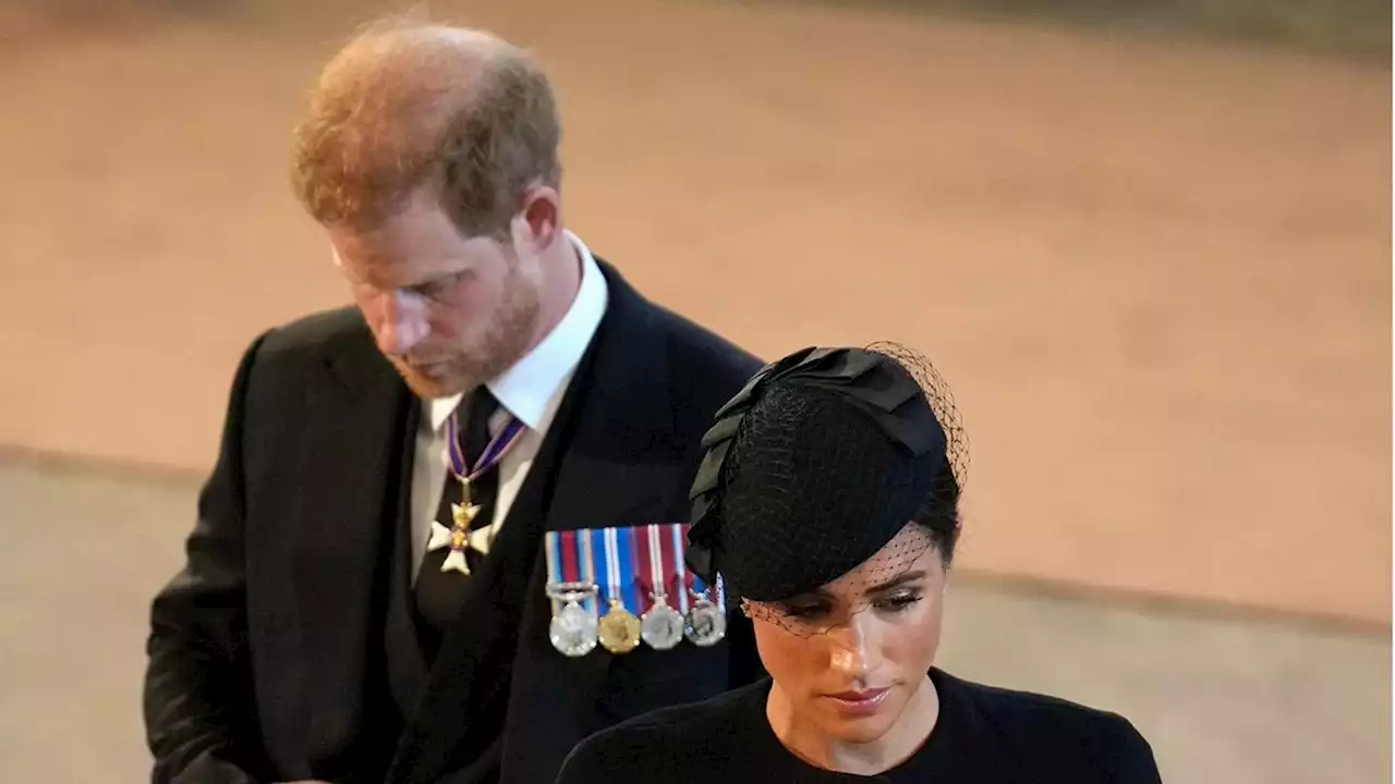 Prinz Harry + Herzogin Meghan: Nicht nur sie haben beim Gottesdienst gegen eine Regel der Queen verstoßen