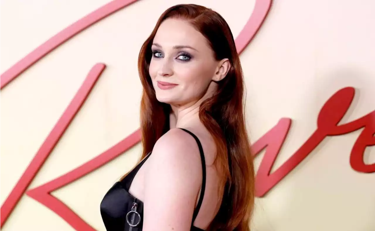 Sophie Turner, il nuovo hairlook 'Chocolate Red' con onde retrò - iO Donna