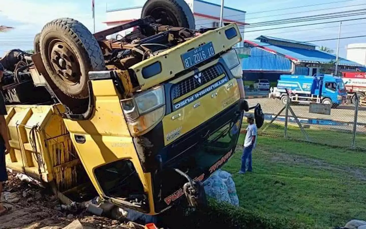 Truk Bermuatan Kopra Terguling di Depan Depot Pertamina Kolaka