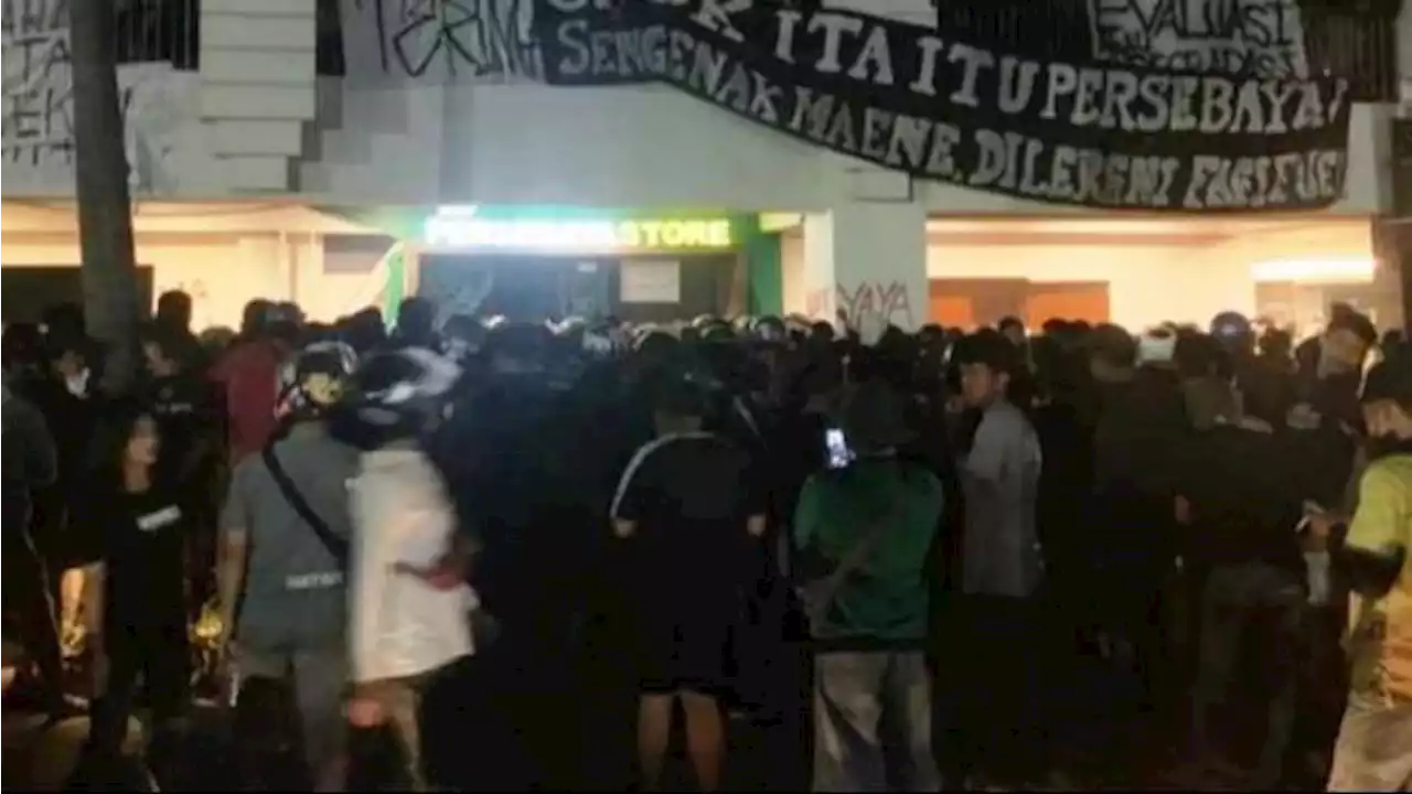 Usai Ricuh di Sidoarjo, Bonek Gelar Aksi Protes di Kantor Persebaya