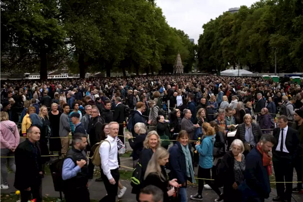 Live updates: People wait all night to view queen’s coffin