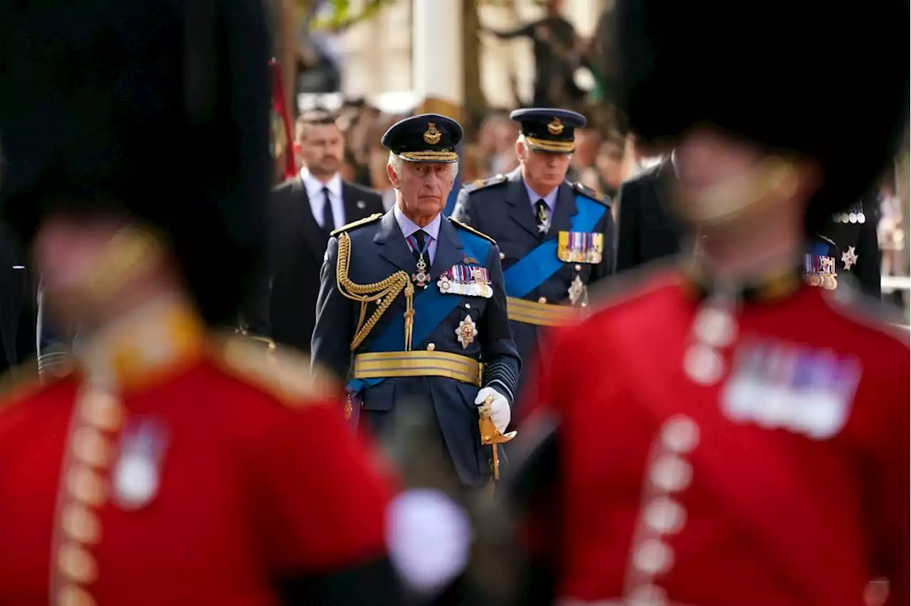 Despidos y quejas: El rey Carlos III está bajo escrutinio