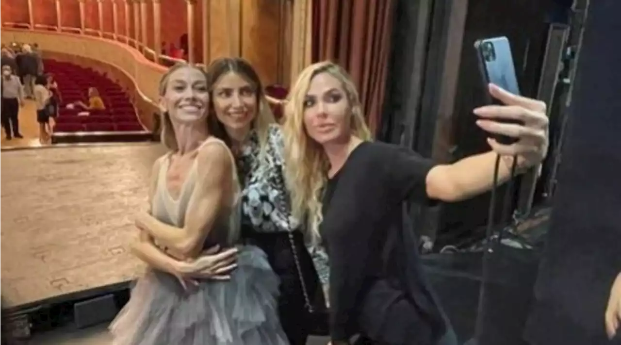 Ilary Blasi va a teatro con l'amica Noemi… ed Eleonora Abbagnato