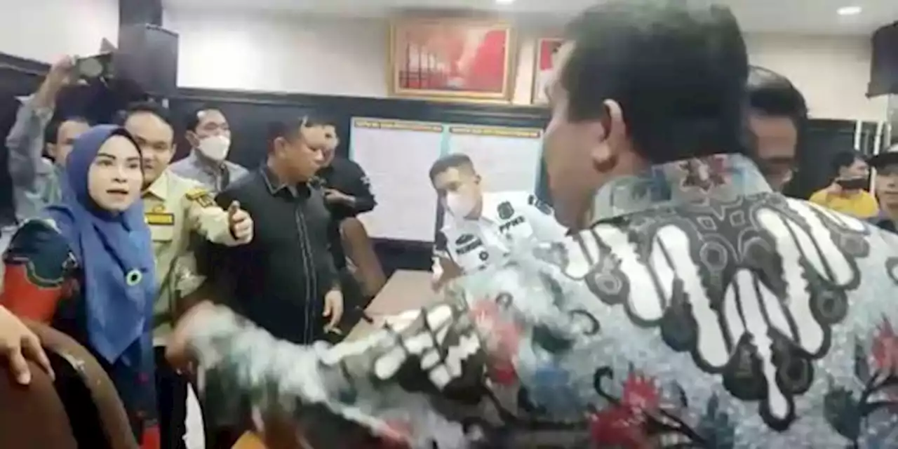 Viral Video Anggota DPRD Pekanbaru Ribut dengan Pengelola Pasar saat Rapat | merdeka.com