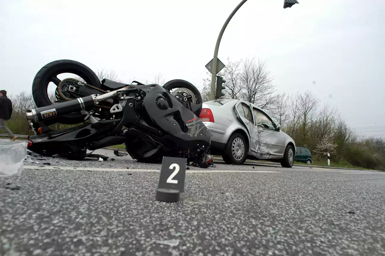 Im Norden: Unachtsames Wendemannöver von Pkw – Biker schwer verletzt