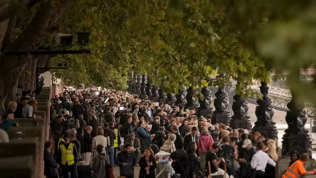 Der lange, beschwerliche Weg zum Sarg der Queen