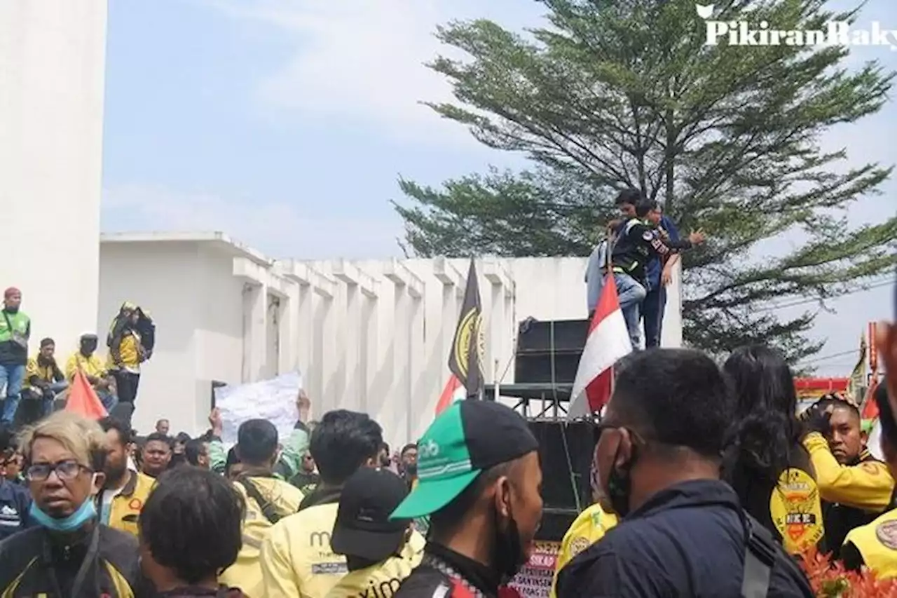 Sekelompok Emak-emak 'Unjuk Gigi' Suarakan Keresahannya dalam Demo BBM: Harus Gimana? - Pikiran-Rakyat.com