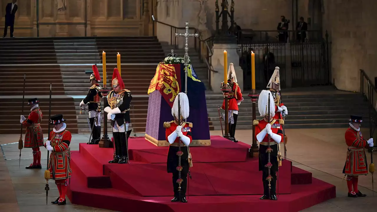 Wachmann bricht am Sarg von Queen Elizabeth II. zusammen